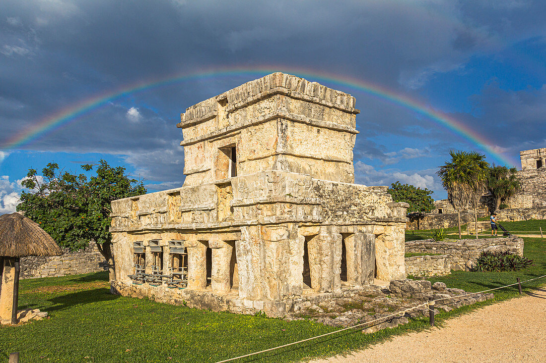Regenbogen über altem Maya Gebäude, Ruinen von Tulum, Quintana Roo, Yucatan Halbinsel, Mexiko