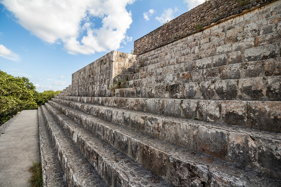 Steinerne Treppe von Maya Pyramide in alter Maya Stadt Uxmal, Yucatan, Mexiko