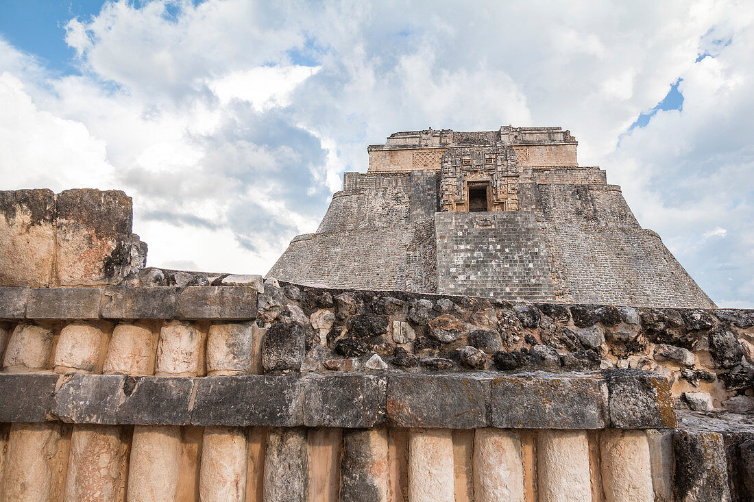 Pyramide des Zauberers in alter Maya Stadt Uxmal, Yucatan, Mexiko