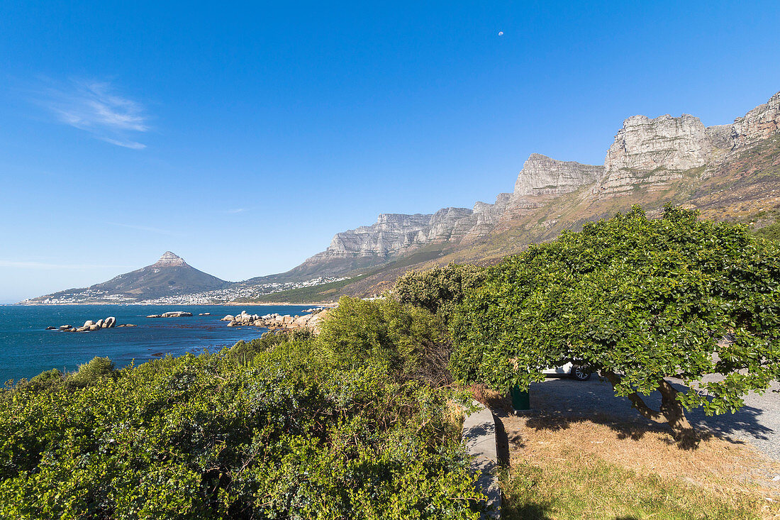 Aussichtspunkt auf Zwölf Apostel Bergkette und Lion's Head bei Camps Bay, Kapstadt, Südafrika