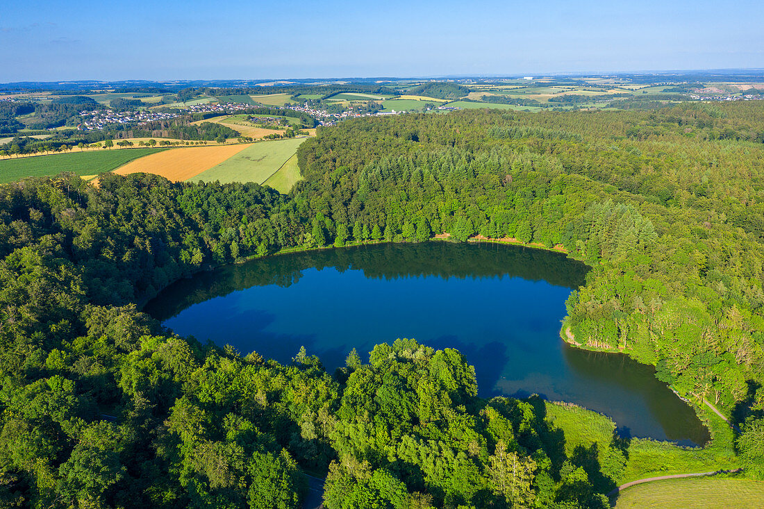Luftansicht des Holzmaars bei Gillenfeld, Eifel, Rheinland-Pfalz, Deutschland