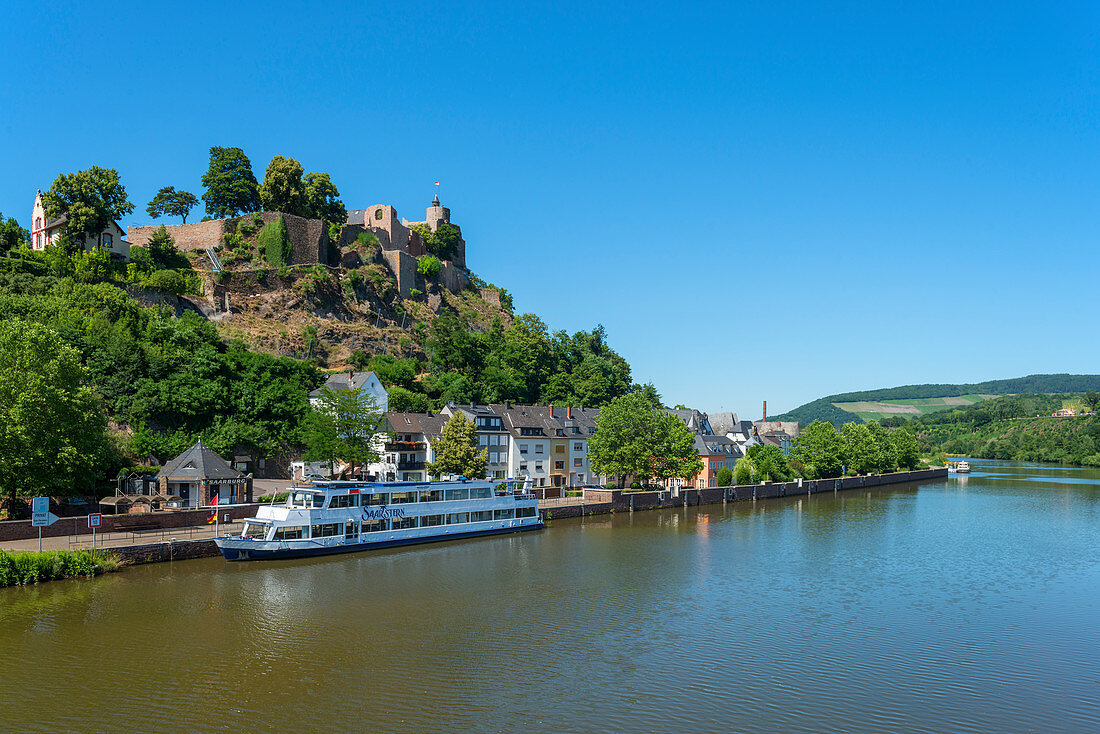 Blick auf Saarburg mit Saar, Burg und Ausflugsschiff, Rheinland-Pfalz, Deutschland