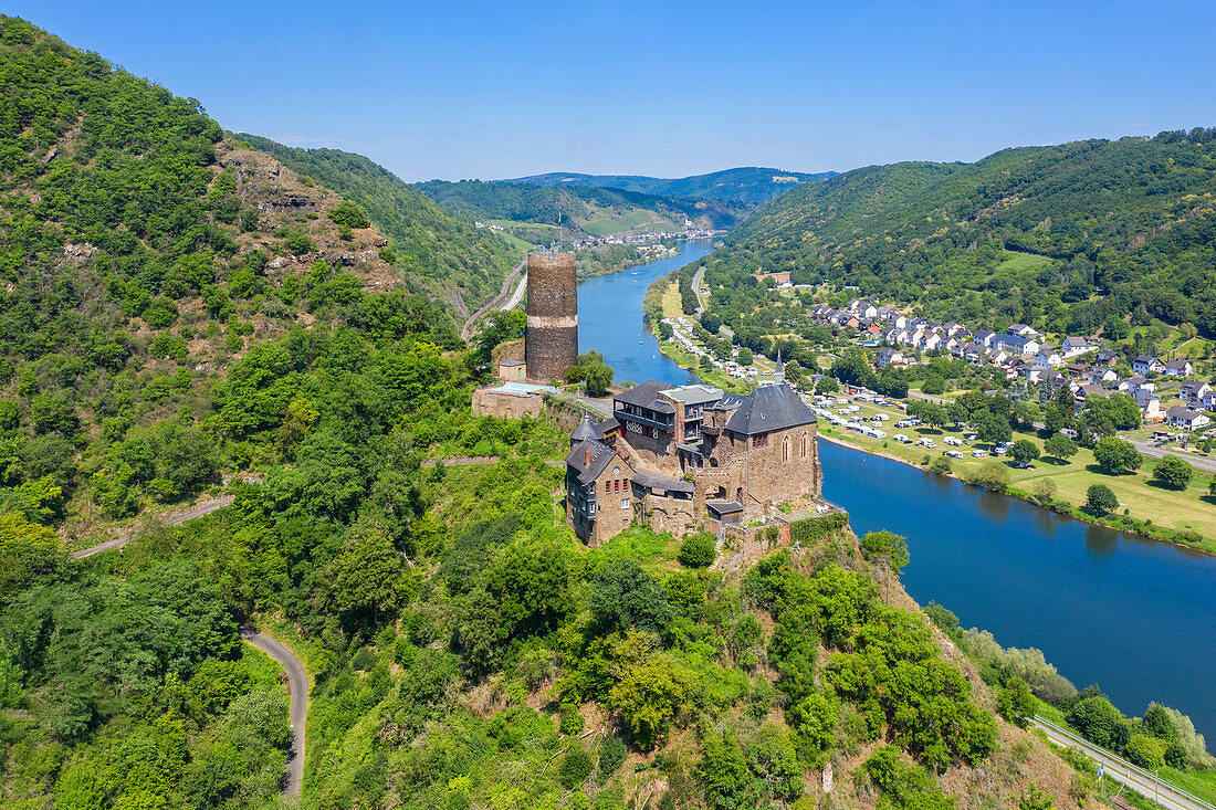 Luftaufnahme der Burg Bischofstein bei Hatzenport, Mosel, Rheinland-Pfalz, Deutschland