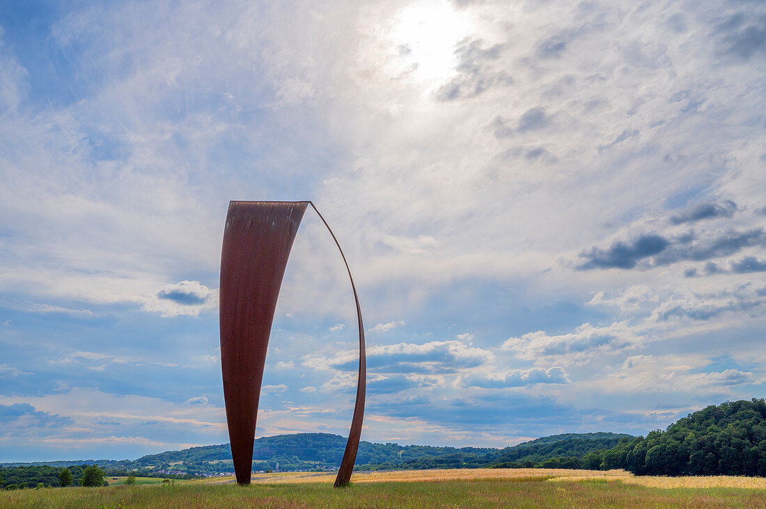 Die Wortsegel Skulptur des Künstlers Heinrich Popp bei Sotzweiler, Saarland, Deutschland