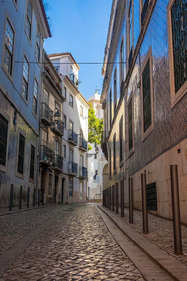 Schmale Seitenstraßen von Lissabon, Portugal