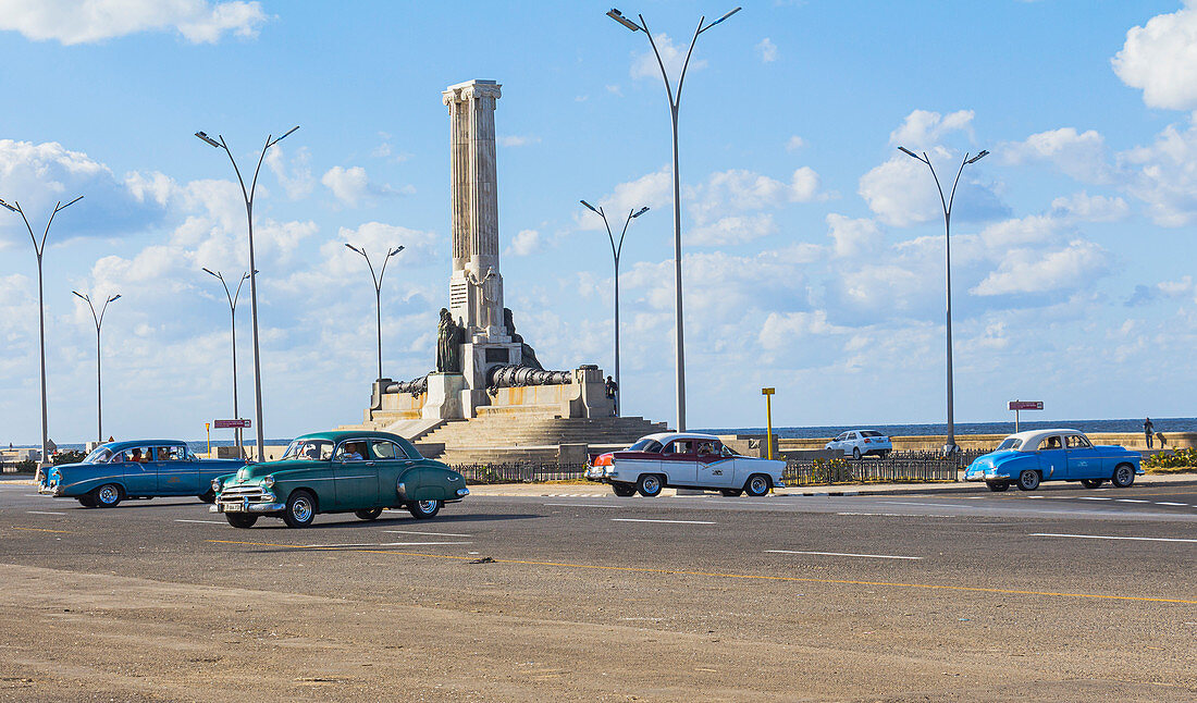Oldtimer am "Monumento al Maine" an der Malecon - Uferpromenade. Altstadt von Havanna, Kuba