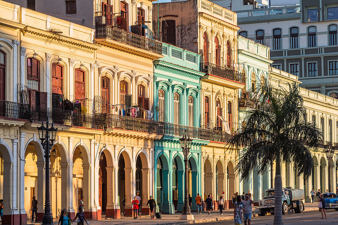 Bunte Häuserfassaden im Kolonialstil bei Abendlicht, Altstadt von Havanna, Kuba