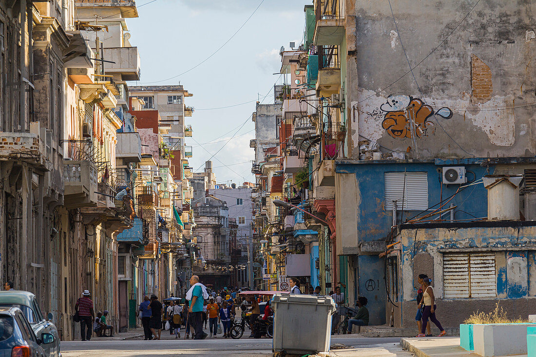 Bunte kubanische Gasse mit alten Häuserfassaden im Kolonialstil, Altstadt von Havanna, Kuba