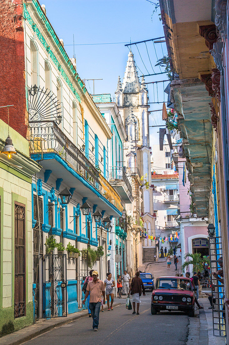 Bunte kubanische Gasse mit Häuserfassaden im Kolonialstil, Altstadt von Havanna, Kuba
