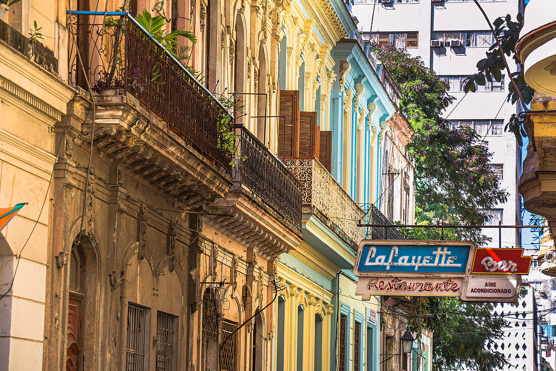 Bunte Häuserfassaden im Kolonialstil, Altstadt von Havanna, Kuba