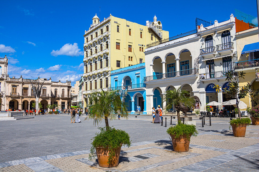 "Plaza Vieja" - Platz mit bunten kubanischen Häuserfassaden im Kolonialstil, Altstadt von Havanna, Kuba