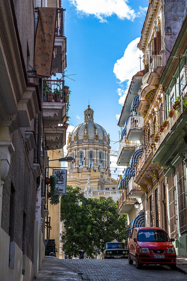 Kubanische Gasse mit Häusern im Kolonialstil und Blick auf Kapitol, Altstadt von Havanna, Kuba