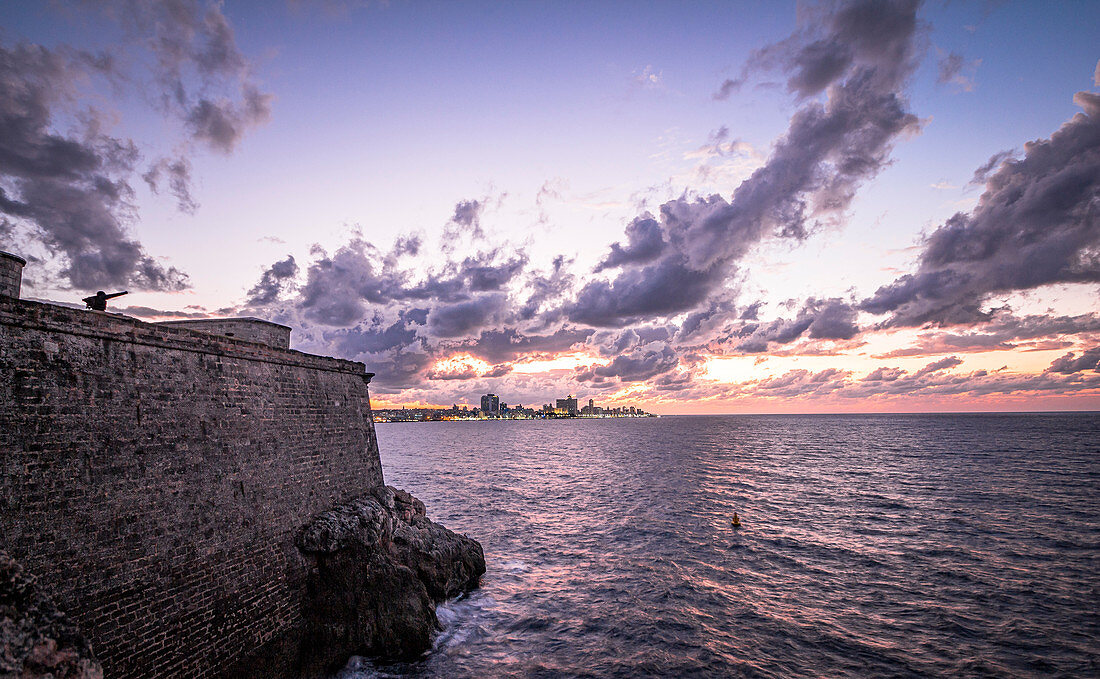 Sicht von "Castillo de los Tres Reyes del Morro" Festung auf Havanna bei Sonnenuntergang, Havanna, Kuba