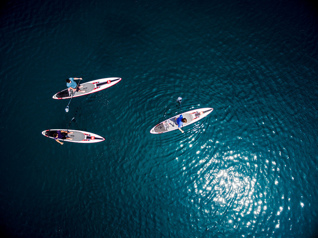 Luftaufnahme einer Gruppe von Personen auf Paddle Boards