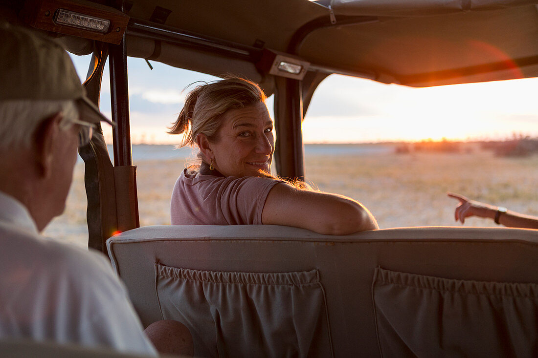 Familie im Safari-Jeep, Kalahari-Wüste, Makgadikgadi-Salzpfannen, Botswana