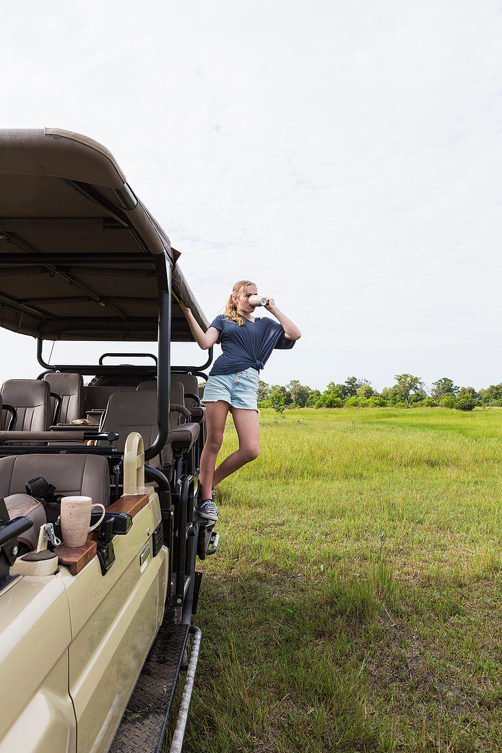 Dreizehnjähriges Mädchen auf Safari-Jeep, Botswana