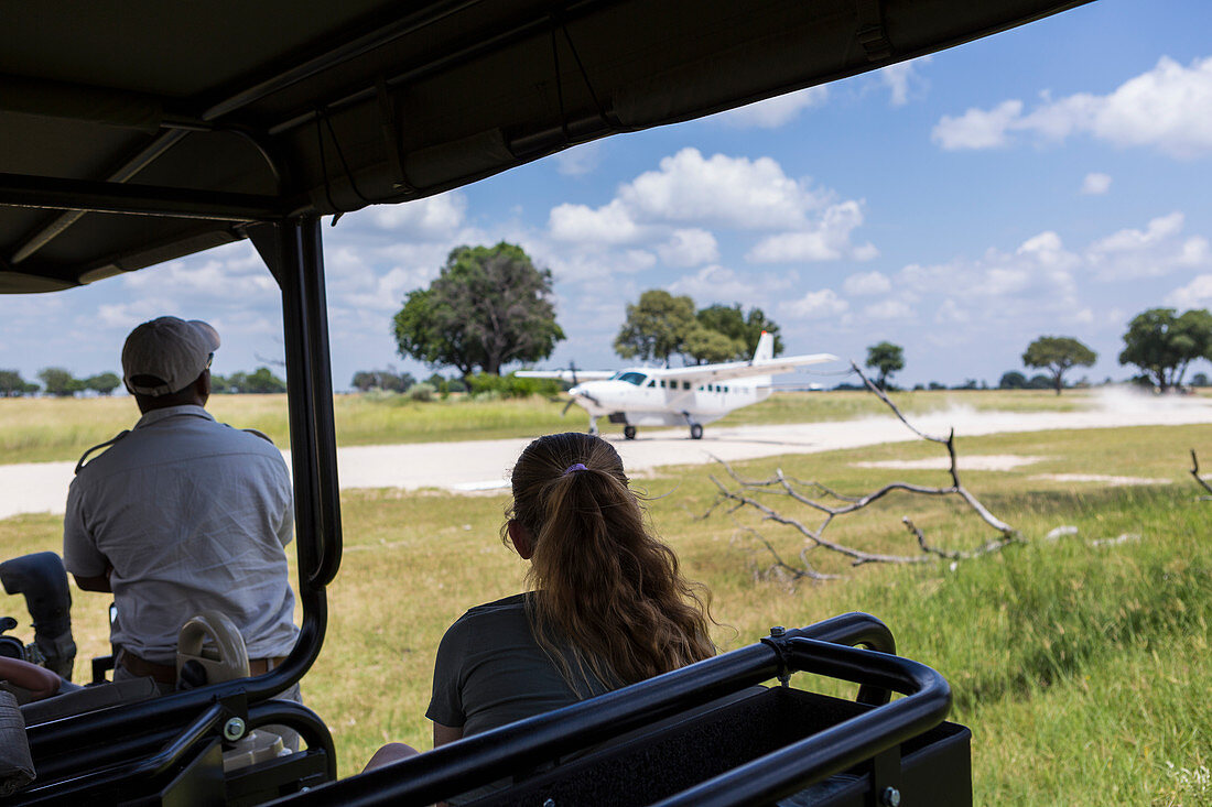 Buschflugzeug auf Landebahn, Botswana