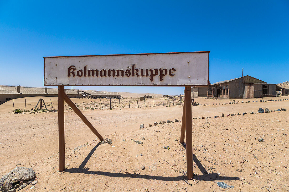 Geisterstadt Kolmannskuppe bei Führung am MIttag, nahe Lüderitz, Namibia