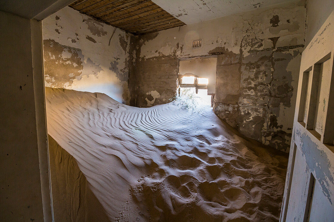 Sandverwehungen in Geisterstadt Kolmannskuppe, nahe Lüderitz, Namibia