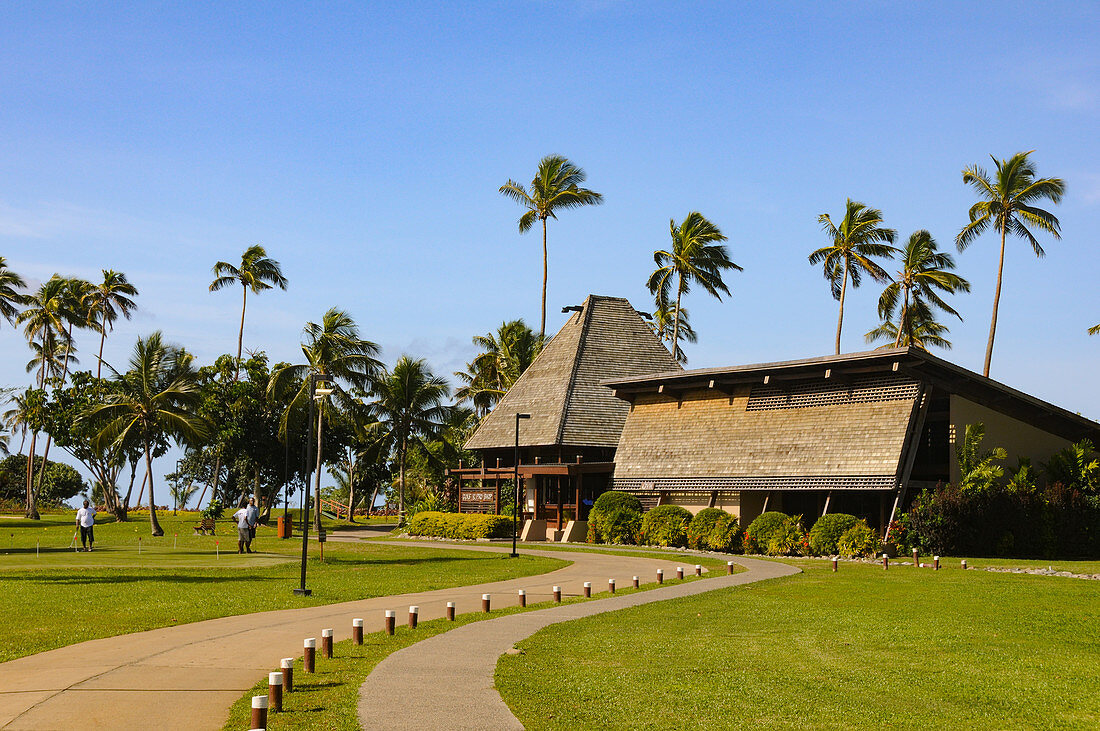 Golfplatz mit Heli-Landeplatz  in tropischer Vegetation auf Yanuca island, Fiji