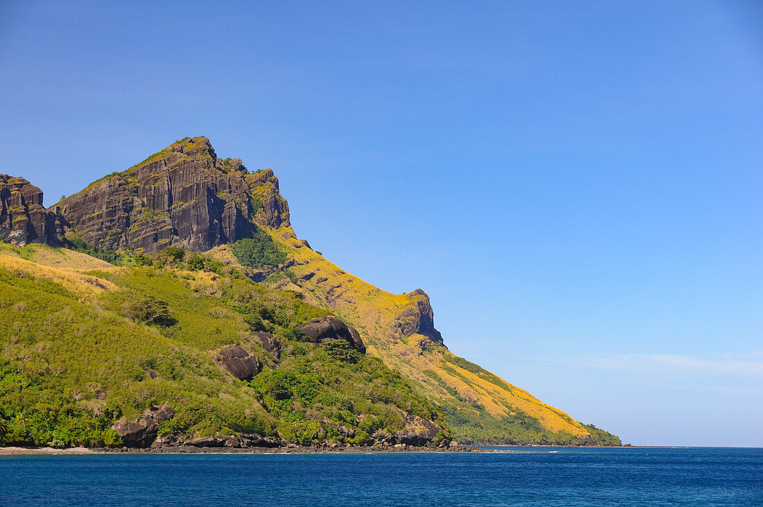 Ansicht einer unbewohnten Insel mit schroffen Felsen im Pazifik, Fiji Islands