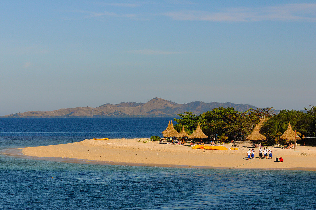 Das Personal eines Tropen-Resorts erwartet seine Gäste am Strand, Fiji Islands