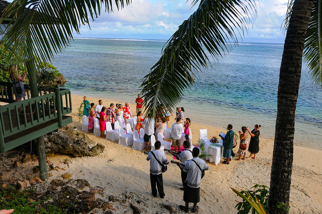 Hochzeitszeremonie mit Blick auf den Pazifik am Strand von Savusavu, Fiji Islands