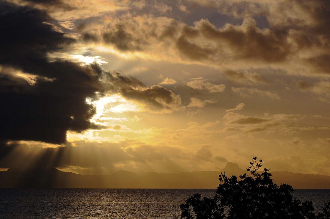 Wunderschöner Sonnenuntergang in den Tropen mit Blick auf den Pazifik, Savusavu, Fiji
