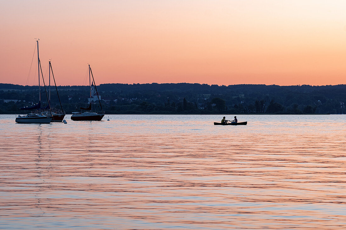 Blick auf den Ammersee bei Sonnenuntergang, im Hintergrund das Marienmünster in Dießen, Bayern, Deutschland, Europa