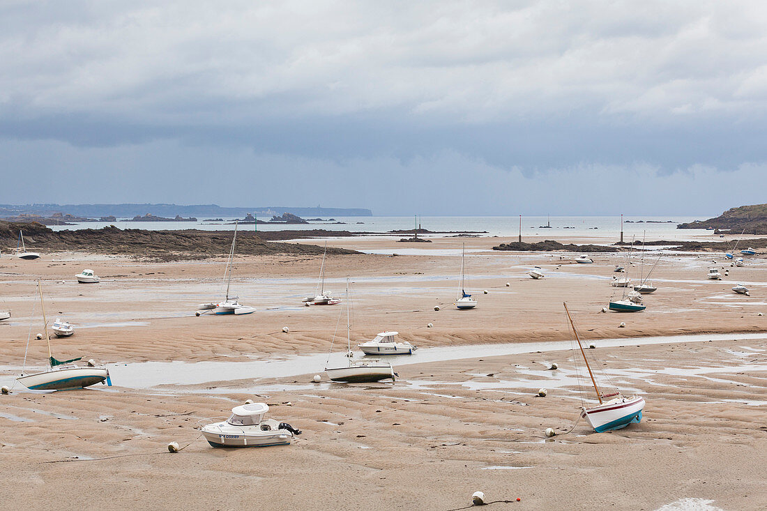 Saint Briac sur Mer Port, Hafen bei Ebbe mit Blick zum Cap Frehel, Bretagne, Frankreich