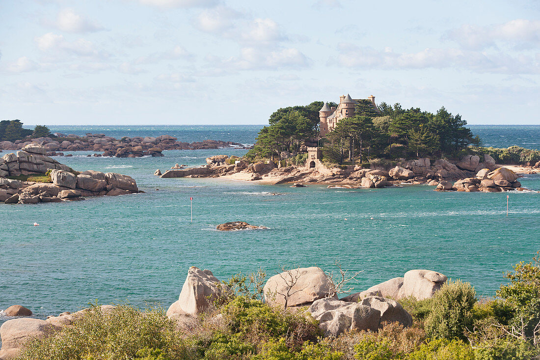 Côte de Granit Rose, Insel mit Schloss Costaeres, Bretagne, Frankreich