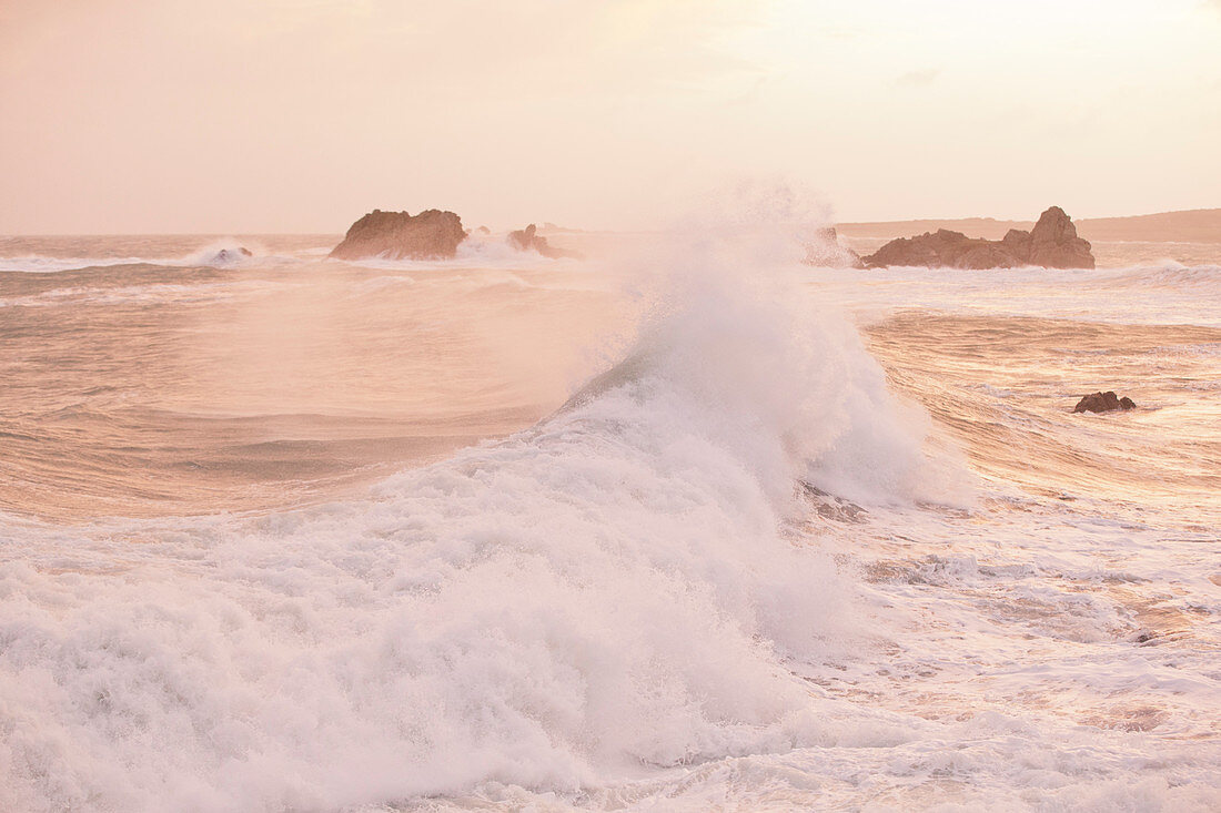 Sturm am Cap de la Hague bei Sonnenaufgang, Goury, Auderville, Cotentin Halbinsel, Normandie, Frankreich