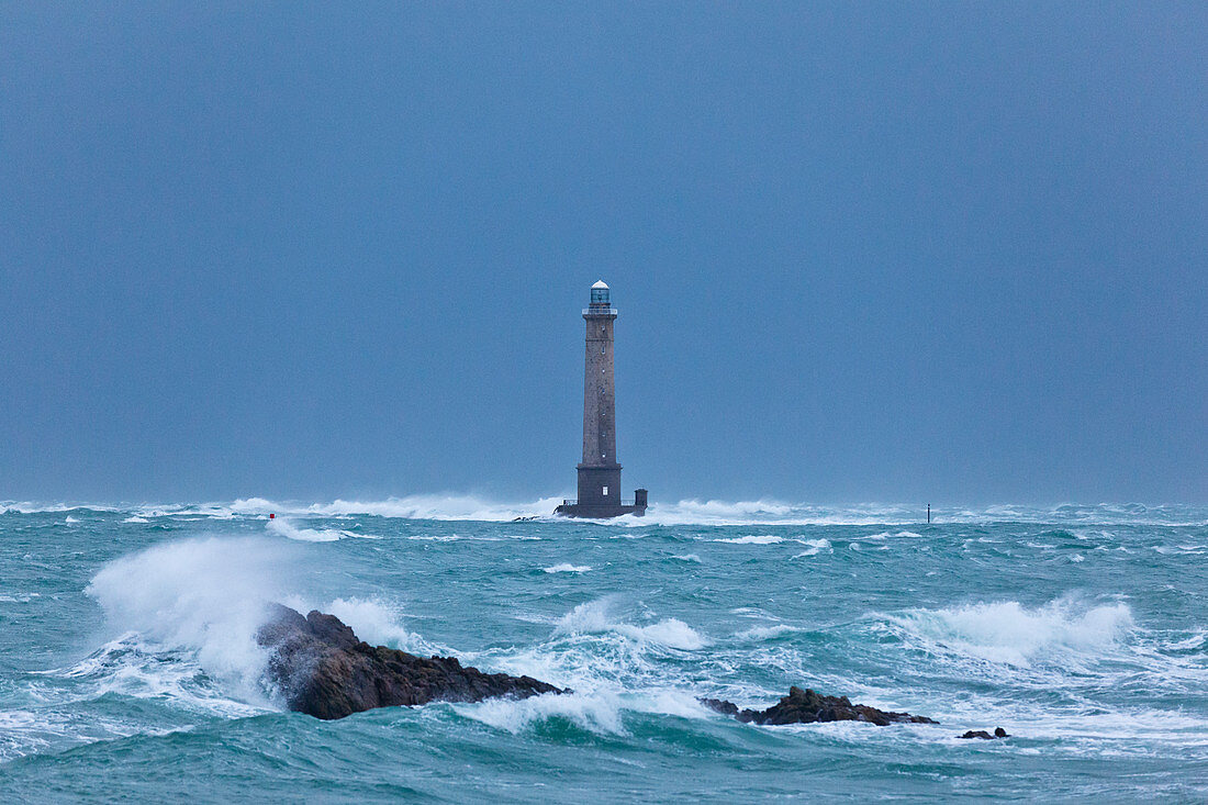 Leuchtturm Goury im Sturm am frühen Morgen, Cotentin Halbinsel, Normandie, Frankreich