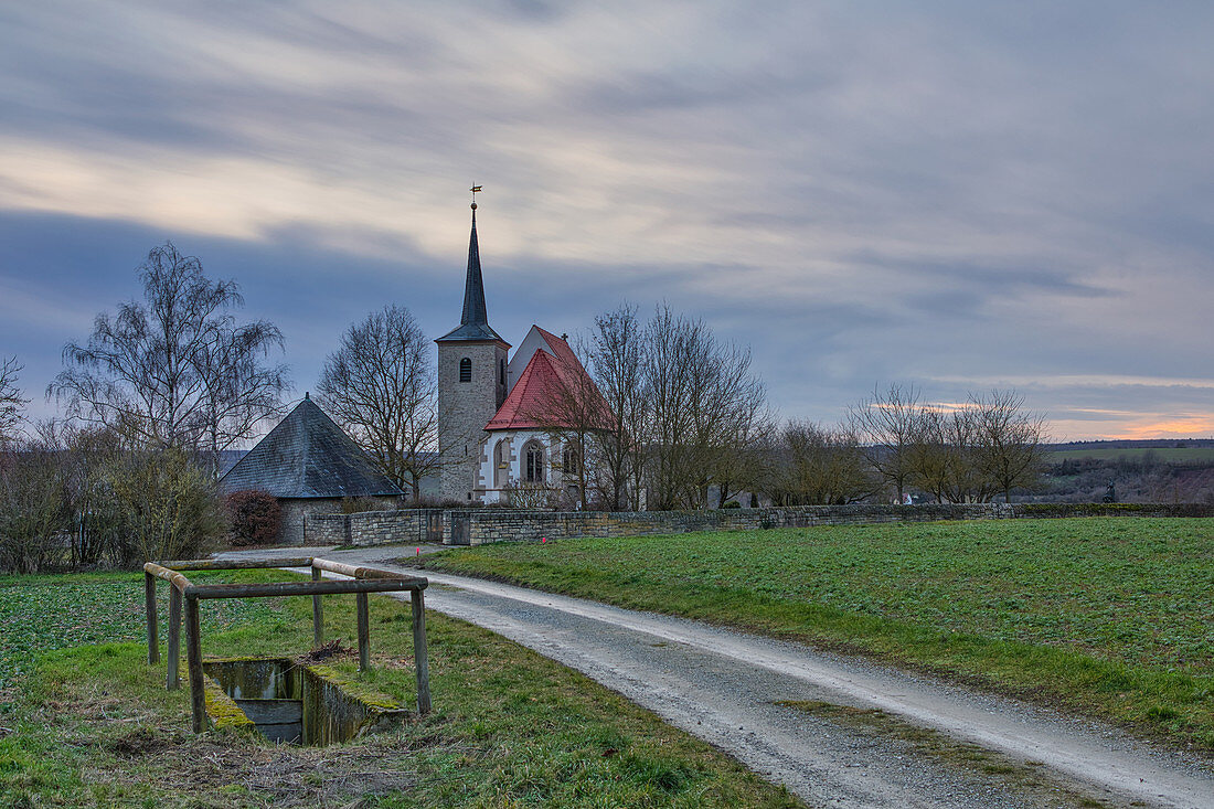 Blick auf die Kapelle bei Hohenfeld am Abend, Kitzingen, Unterfranken, Franken, Bayern, Deutschland, Europa