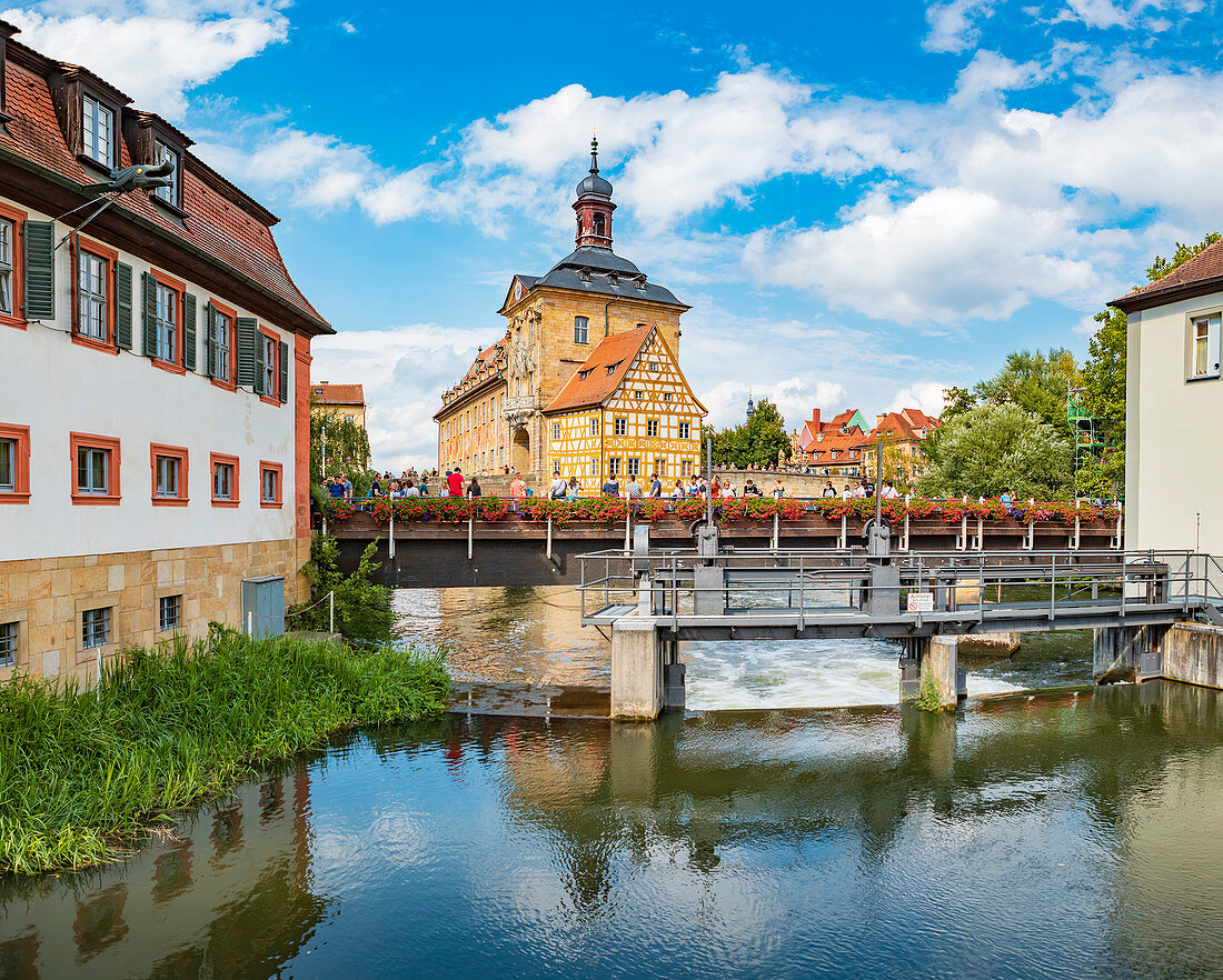 Regnitz-Ufer mit Sicht auf Altes Rathaus in Altstadt von Bamberg, Bayern, Deutschland