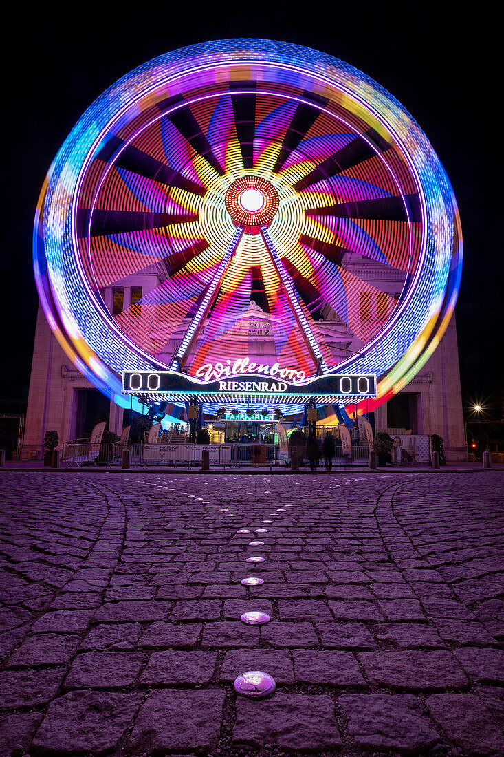 Blick auf das Riesenrad am Königsplatz bei Nacht, München, Bayern, Deutschland, Europa