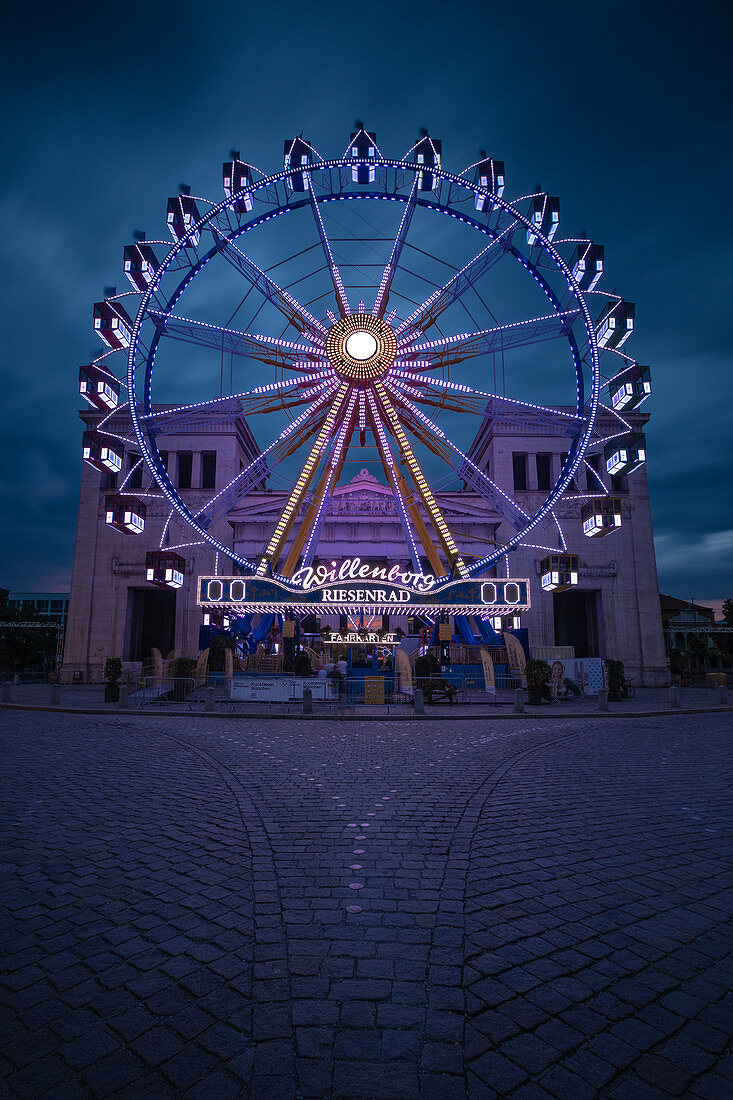 Blick auf das Riesenrad am Königsplatz bei Sonnenuntergang, München, Bayern, Deutschland, Europa