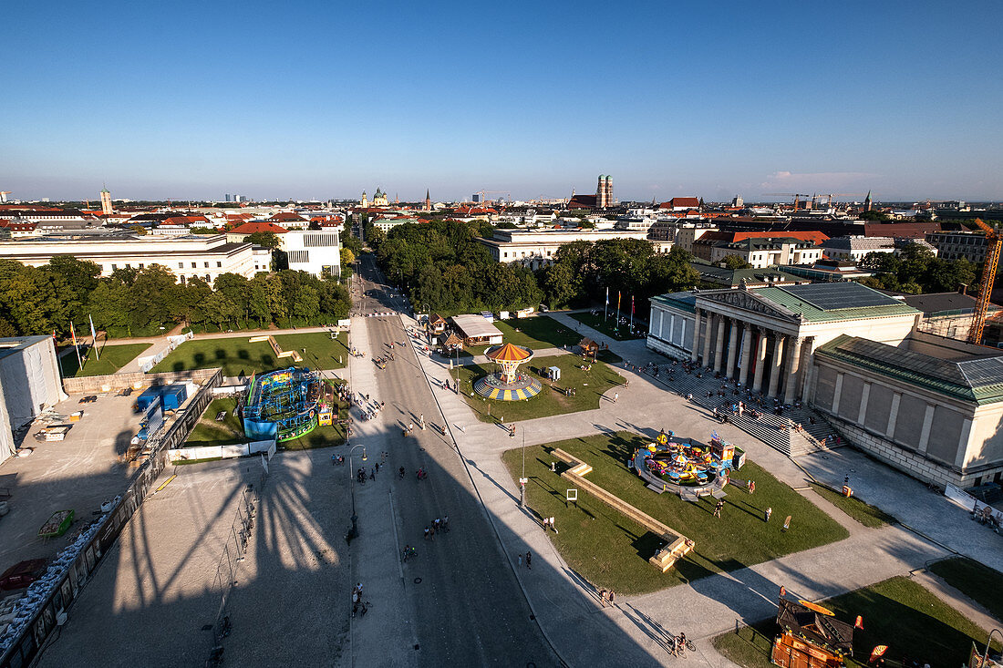 Blick auf den Königsplatz vom Riesenrad aus, München, Bayern, Deutschland, Europa