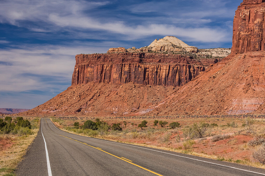 Utah SR 211 schlängelt sich durch die Canyons von Indian Creek entlang des Indian Creek Corridor Scenic Byway, im Indian Creek National Monument, früher Teil des Bears Ears National Monument, auf dem Weg zum Needles District des Canyonlands National Park im Süden Utahs, USA