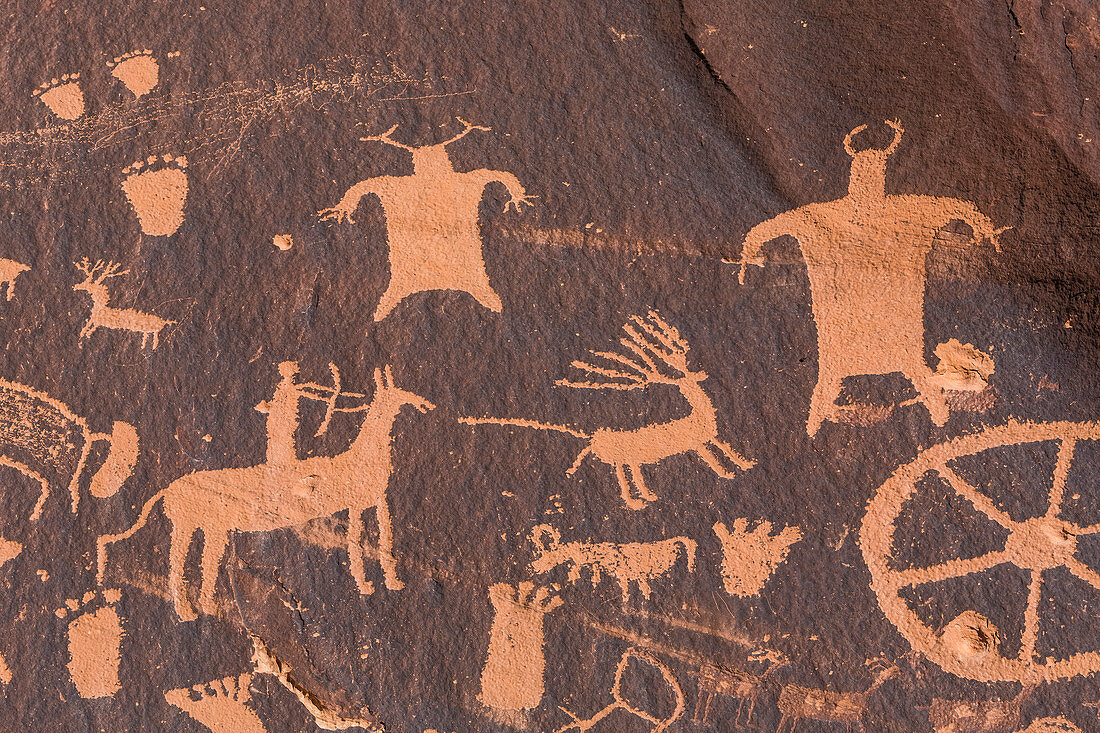 Petroglyphen vom Jäger auf Pferd und Rotwild, hergestellt vom Ute-Volk am Newspaper Rock im Indian Creek National Monument, ehemals Teil des Bears Ears National Monument, Süd-Utah, USA