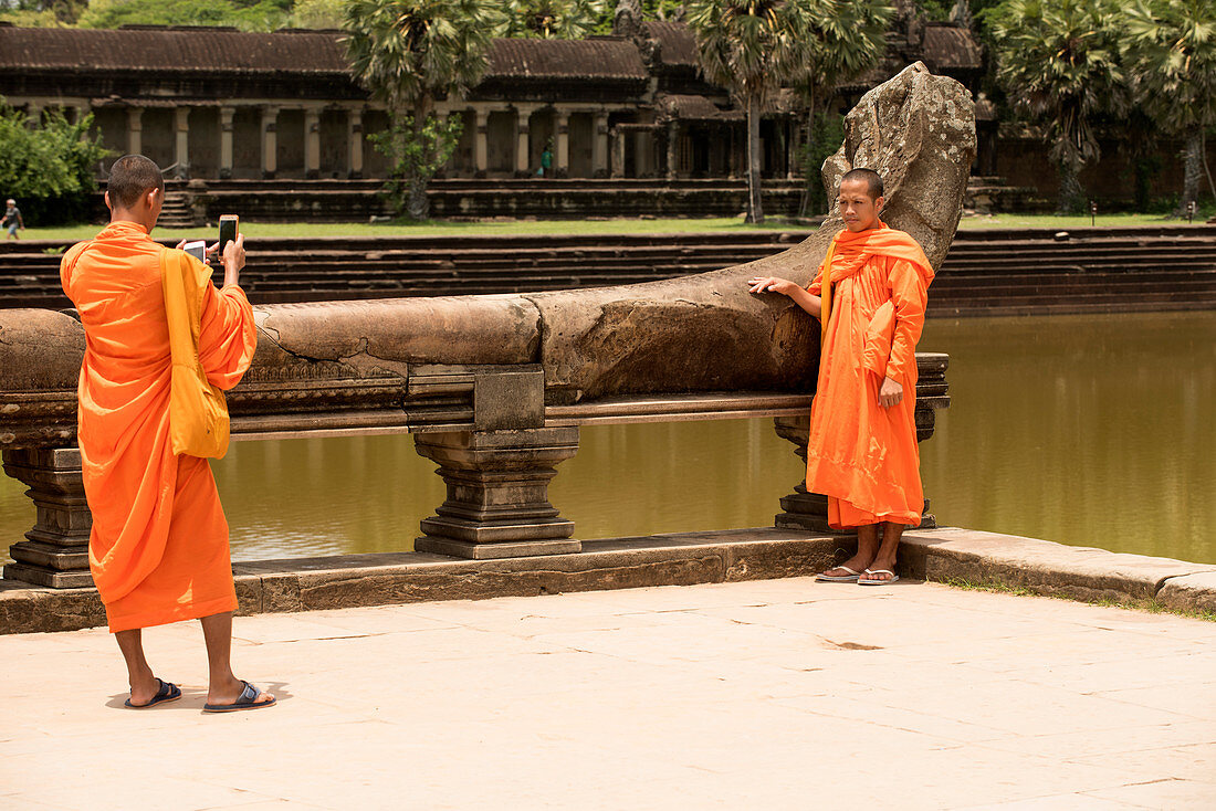 Kambodscha, Siem Raep, Angkor Wat, Mönche bei Fotografieren
