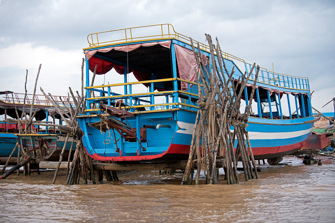 Cambodia, Siem Raep, Angkor, Tole Sap Lake, Boats in the dry looking forward to the tourists