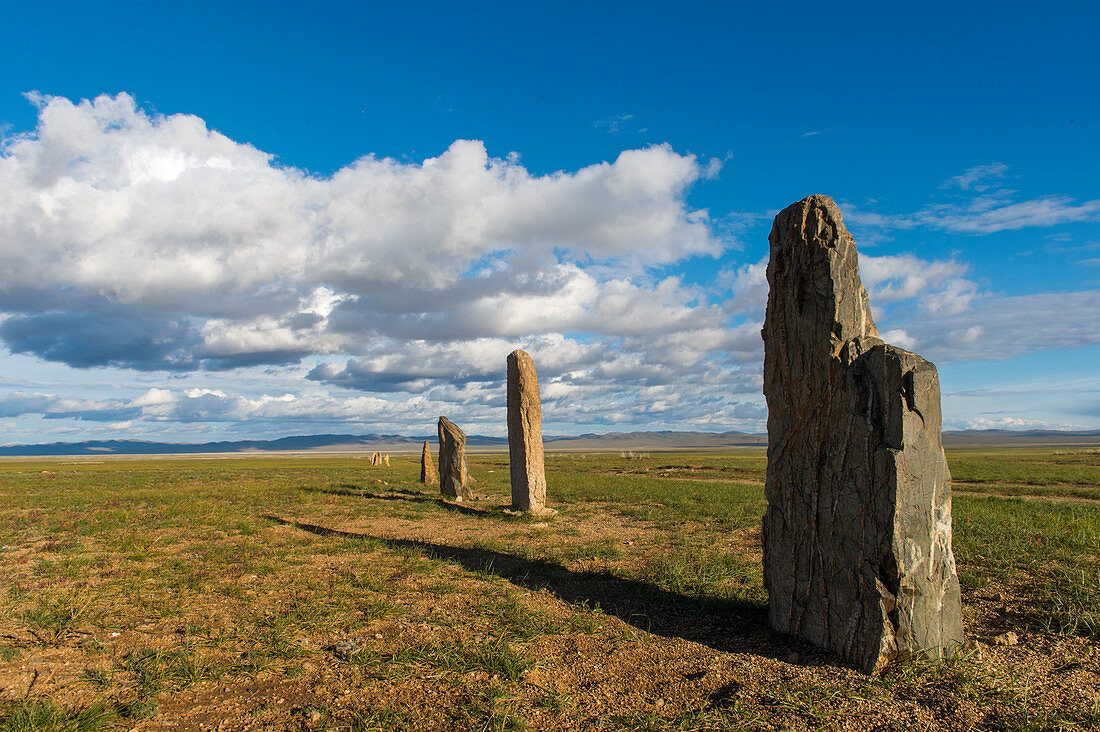 Der Ongot-Komplex, ein türkisches Denkmalensemble aus menschenförmigen Steinen und zahlreichen Gräbern aus dem 6. bis 8. Jahrhundert n. Chr., Hustain Nuruu-Nationalpark in der Mongolei