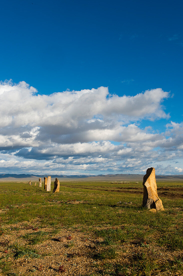 Der Ongot-Komplex, ein türkisches Denkmalensemble aus menschenförmigen Steinen und zahlreichen Gräbern aus dem 6. bis 8. Jahrhundert n. Chr., Hustain Nuruu-Nationalpark in der Mongolei