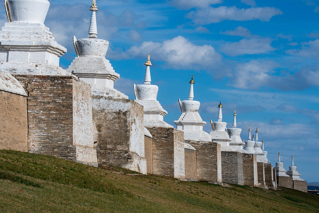 Eine Mauer mit Stupas umgibt das Kloster Erdene Dsuu in Kharakhorum (Karakorum), UNESCO-Weltkulturerbe, Mongolei