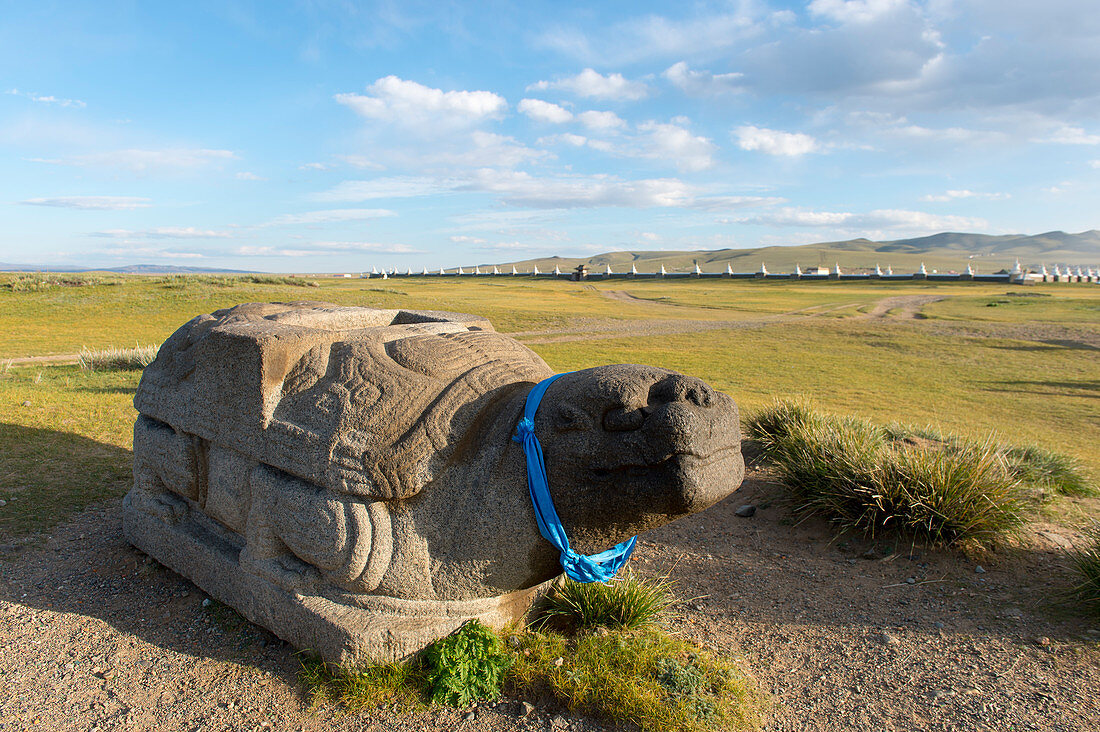 Eine riesige Steinschildkröte mit dem Kloster Erdene Dsuu (UNESCO-Weltkulturerbe) in Kharakhorum (Karakorum), Mongolei im Hintergrund