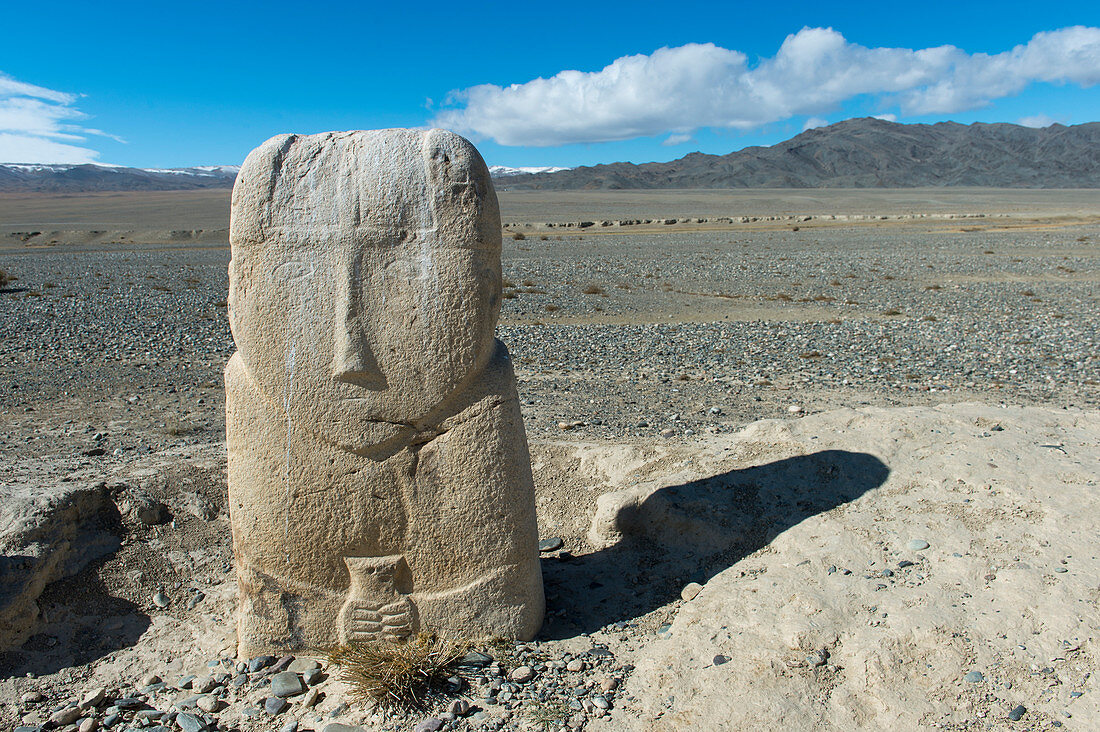 Ein türkisches Denkmal aus dem 7. Jahrhundert in der kargen Landschaft des Sagsai-Tals im Altai-Gebirge nahe der Stadt Ulgii (Ölgii) in der Provinz Bajan-Ölgii in der Westmongolei