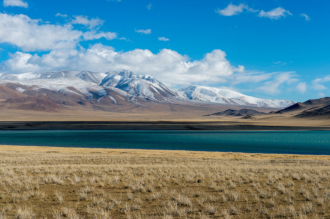 Blick auf den Goldenen See im Altai-Gebirge in der Nähe der Stadt Ulgii (Ölgii) in der Provinz Bajan-Ölgii in der Westmongolei