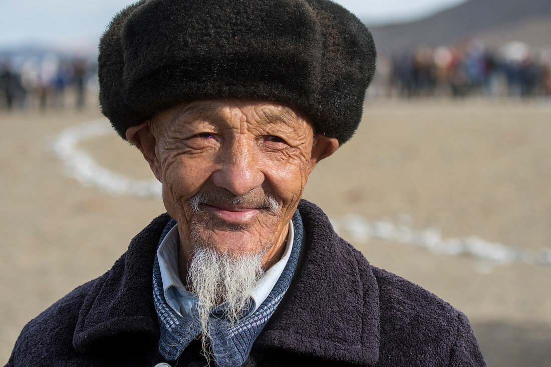 Porträt eines kasachischen Mannes mit Bart beim Steinadlerfest nahe der Stadt Ulgii (Ölgii) in der Provinz Bajan-Ölgii in der Westmongolei
