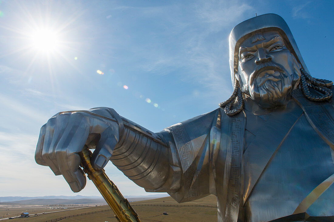 Nahaufnahme der Reiterstatue des Dschingis Khan (130 Fuß hoch), Teil des Dschingis-Khan-Statuenkomplexes am Ufer des Tuul-Flusses in Tsonjin Boldog, 33 Meilen östlich von Ulaanbaatar in der Mongolei